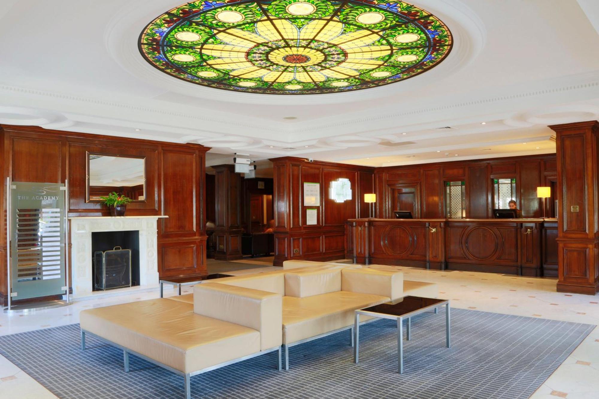Holiday Inn Guildford By Ihg Exterior foto