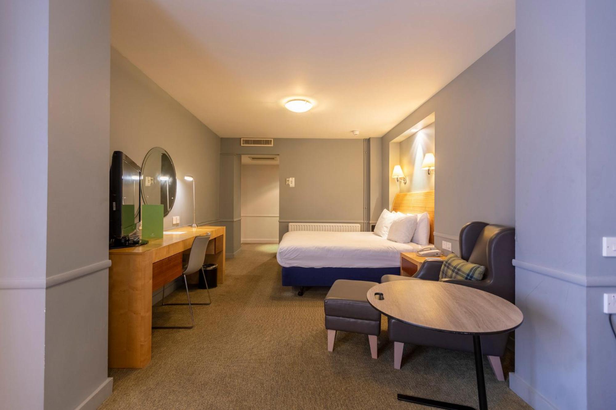 Holiday Inn Guildford By Ihg Exterior foto