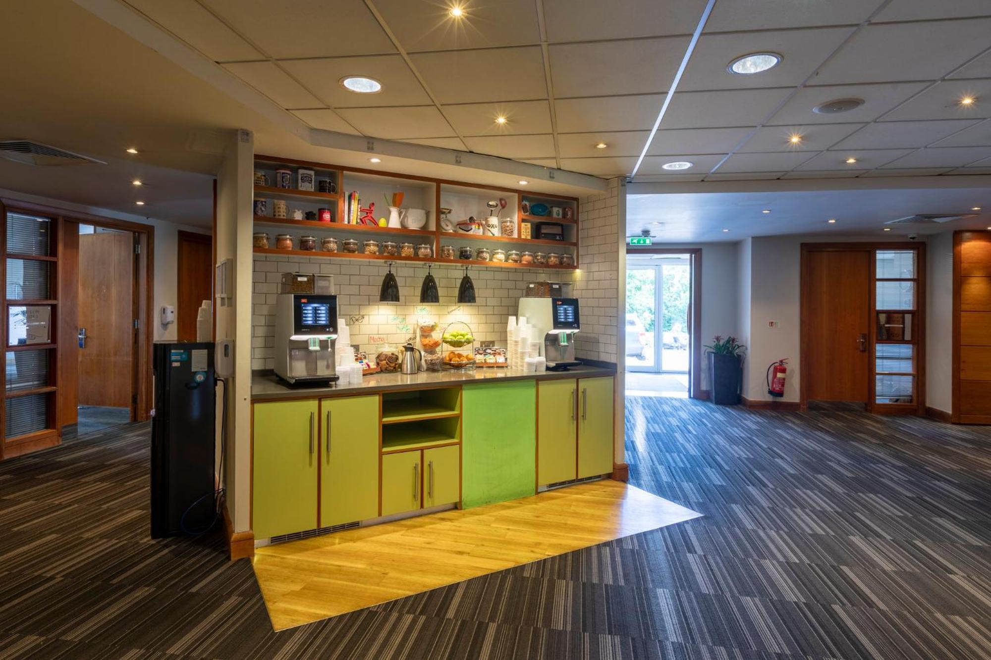 Holiday Inn Guildford By Ihg Exterior foto